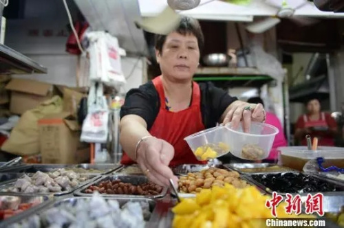 店内阿姨娴熟地为大家搭配美味。　陈龙山 摄