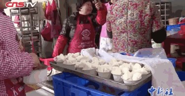 碗糕制作过程。(视频截图) 碗糕制作过程。(视频截图)