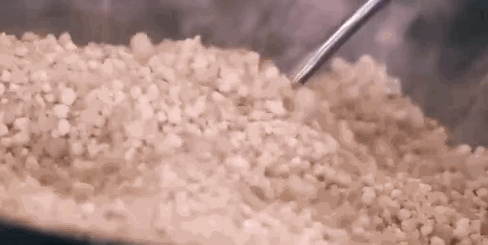 炒盐过程。(视频截图) 炒盐过程。(视频截图)