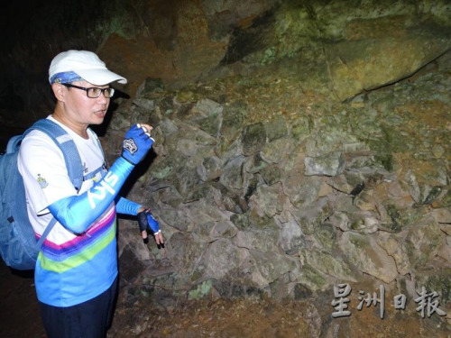 周承隆表示,岩洞内两侧的大小凹洞及地上堆积的碎石,都是当年华工前来采矿的证明。 周承隆表示,岩洞内两侧的大小凹洞及地上堆积的碎石,都是当年华工前来采矿的证明。