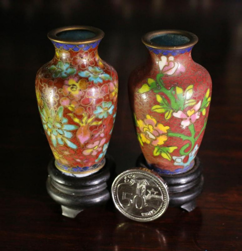 这对迷你珐琅花瓶是李荣佳祖上传下来的,繁花似锦的图案,甚是精致。 这对迷你珐琅花瓶是李荣佳祖上传下来的,繁花似锦的图案,甚是精致。