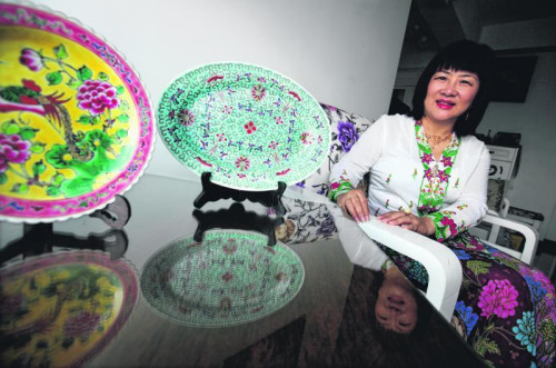 凤凰于蜚,和鸣锵锵。寓意夫妻恩爱和睦的凤凰图样,常被描绘在土生华人的器皿上。 凤凰于蜚,和鸣锵锵。寓意夫妻恩爱和睦的凤凰图样,常被描绘在土生华人的器皿上。