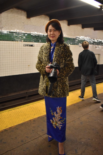 图为华人穿上复古旗袍，准备搭上假日怀旧地铁。(美国《世界日报》/颜嘉莹 摄)