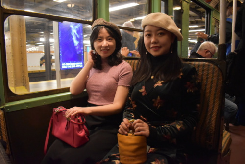 图为罗Jane(左)和陈Yuby为了搭乘怀旧地铁，特别精心打扮。(美国《世界日报》/颜嘉莹 摄)