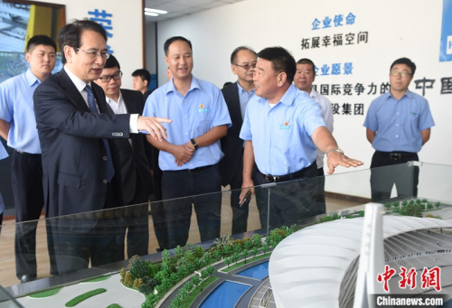 图为谭天星一行考察“一带一路”中方援建国家体育场工程。<a target='_blank' href='http://www.chinanews.com/'>中新社</a>记者 黄耀辉 摄 图为谭天星一行考察“一带一路”中方援建国家体育场工程。<a target='_blank' href='http://www.chinanews.com/'>中新社</a>记者 黄耀辉 摄