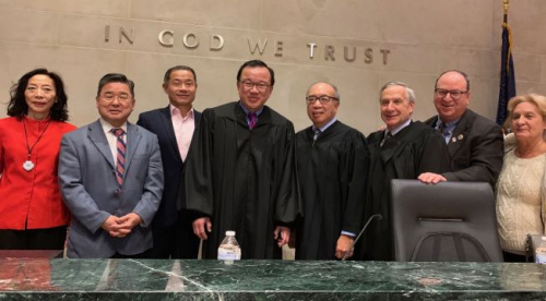  谭辉立(左四)当地时间3日宣誓就职成为纽约皇后区州高等法院法官。左一起为杨爱伦、顾雅明与刘醇逸，左五为伍元天。(美国《世界日报》 记者牟兰／摄)