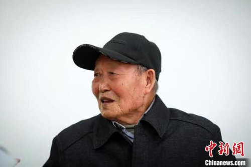 日前，96岁的南京大屠杀幸存者岑洪桂老人在南京接受记者采访。　泱波 摄