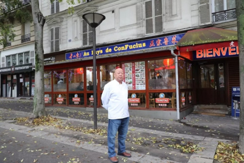 “老山东”餐馆东主薛超青,不仅是这家巴黎知名餐厅的管理者和经营者,也是一位技艺高超的鲁菜厨师。(《欧洲时报》/孔帆 摄) “老山东”餐馆东主薛超青,不仅是这家巴黎知名餐厅的管理者和经营者,也是一位技艺高超的鲁菜厨师。(《欧洲时报》/孔帆 摄)