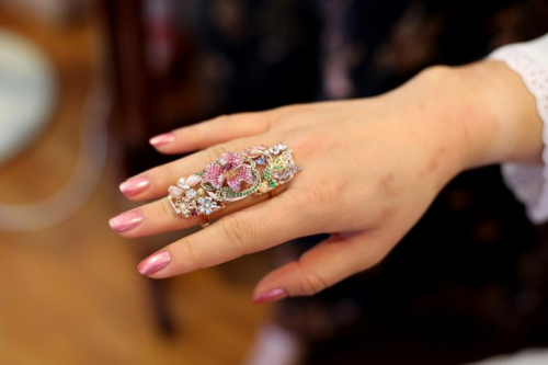 Asian Artistry Fine Jewellery的设计师在设计此戒指时，保留土生华人取材自然的元素，加入色彩鲜艳的宝石。(新加坡《联合早报》/龙国雄 摄)
