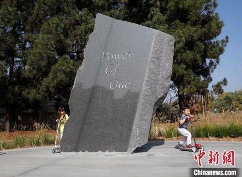 2019年11月9日，美国加利福尼亚州圣何塞“张纯如公园”揭幕。图为一座雕塑上刻着张纯如的格言“PowerOf One”。<a target='_blank' href='http://www.chinanews.com/'>中新社</a>记者 刘关关 摄