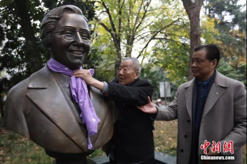 2019年11月30日,年过九旬的南京大屠杀幸存者葛道荣老人来到侵华日军南京大屠杀遇难同胞纪念馆,为曾保护了上万名妇女和儿童免遭伤害的国际友人魏特琳女士雕像系上围巾。 <a target='_blank' href='http://www.chinanews.com/'>中新社</a>记者 泱波 摄 2019年11月30日,年过九旬的南京大屠杀幸存者葛道荣老人来到侵华日军南京大屠杀遇难同胞纪念馆,为曾保护了上万名妇女和儿童免遭伤害的国际友人魏特琳女士雕像系上围巾。 <a target='_blank' href='http://www.chinanews.com/'>中新社</a>记者 泱波 摄