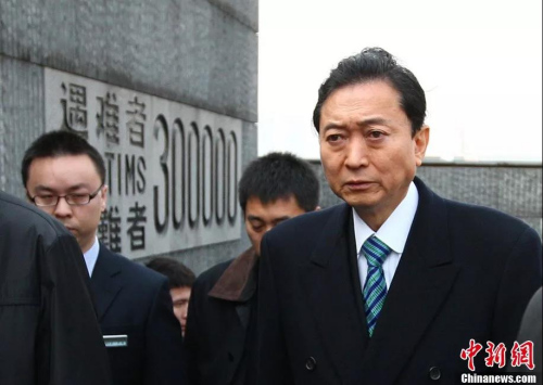 资料图:2013年1月17日,日本前首相鸠山由纪夫来到侵华日军南京大屠杀遇难同胞纪念馆参观。<a target='_blank' href='http://www.chinanews.com/'>中新社</a>发 泱波 摄 资料图:2013年1月17日,日本前首相鸠山由纪夫来到侵华日军南京大屠杀遇难同胞纪念馆参观。<a target='_blank' href='http://www.chinanews.com/'>中新社</a>发 泱波 摄