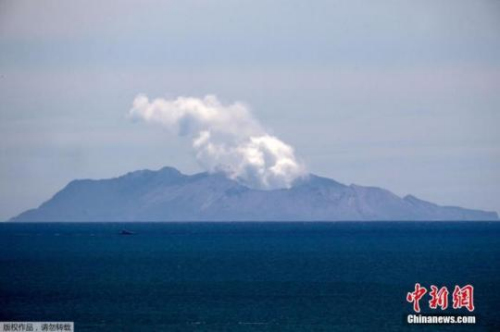 当地时间12月11日,远眺新西兰怀特岛,火山口依旧喷发浓烟。新西兰地质与核科学研究所11日就怀特岛火山喷发一事发布声明称,其在未来24小时有可能再次喷发。 当地时间12月11日,远眺新西兰怀特岛,火山口依旧喷发浓烟。新西兰地质与核科学研究所11日就怀特岛火山喷发一事发布声明称,其在未来24小时有可能再次喷发。