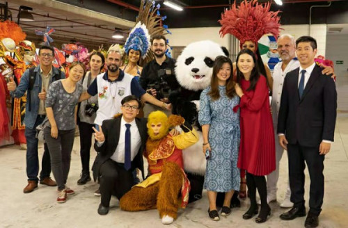 中巴社会文化研究中心一行与圣保罗著名桑巴舞校人员及媒体朋友合影。(南美侨报网) 中巴社会文化研究中心一行与圣保罗著名桑巴舞校人员及媒体朋友合影。(南美侨报网)