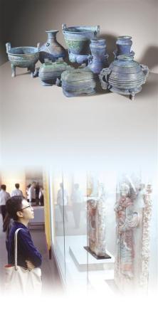 图为“回归之路——新中国成立70周年流失文物回归成果展”展出的青铜组器及观展现场。（李贺/摄）