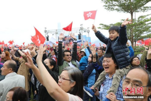 12月15日,香港小朋友高举香港特区区旗参加集会。当日,大批香港市民自发在香港添马公园发起控诉暴力集会,希望通过此次集会表达摒弃暴力、坚守法治的心声,强烈谴责示威者的暴力行为,并支持警察严正执法。<a target='_blank' href='http://www.chinanews.com/'>中新社</a>记者 谢光磊 摄 12月15日,香港小朋友高举香港特区区旗参加集会。当日,大批香港市民自发在香港添马公园发起控诉暴力集会,希望通过此次集会表达摒弃暴力、坚守法治的心声,强烈谴责示威者的暴力行为,并支持警察严正执法。<a target='_blank' href='http://www.chinanews.com/'>中新社</a>记者 谢光磊 摄