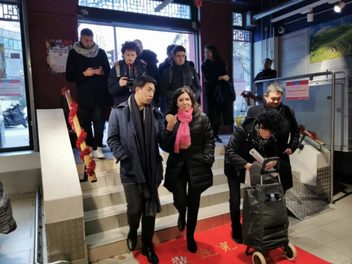 巴黎士多董事总经理郑嘉诚陪同伊达尔戈参观巴黎士多超市。(《欧洲时报》/靖树 摄) 巴黎士多董事总经理郑嘉诚陪同伊达尔戈参观巴黎士多超市。(《欧洲时报》/靖树 摄)