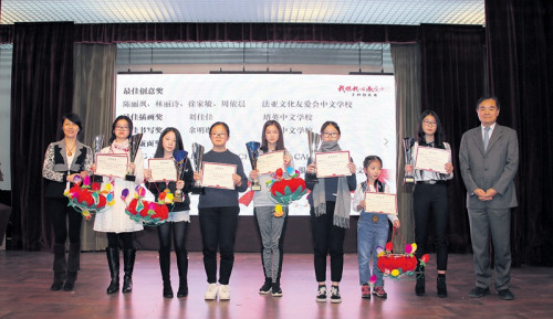 高萍参赞、张晓贝总裁为获得一等奖和特别奖的学生颁奖。(《欧洲时报》/黄冠杰 摄)