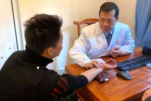 中医为侨胞诊脉。(欧联网 梁曼瑜 摄) 中医为侨胞诊脉。(欧联网 梁曼瑜 摄)