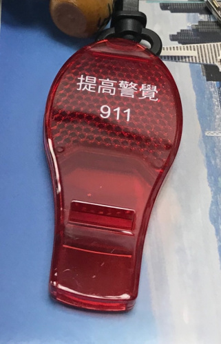 今年农历新年中央分局推出新防罪工具，将向华埠商家居民广发可引起大家注意的哨子。（记者李秀兰／摄影）