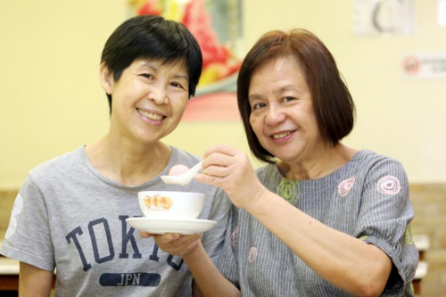 李美英(左)和姐姐李莲英16年前共创味香园甜品店。(陈斌勤摄)