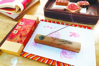 漳州木版年画图样与檀香包装的结合。陈志远 摄