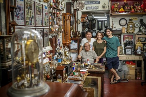 26岁的林吉祥继承祖业,在待修的古钟表里成长,简单的日子有亲情的温润,虽知时代的秒针催逼,感知祖辈分秒不计的辛劳,守业,成了他必修的功课。 26岁的林吉祥继承祖业,在待修的古钟表里成长,简单的日子有亲情的温润,虽知时代的秒针催逼,感知祖辈分秒不计的辛劳,守业,成了他必修的功课。