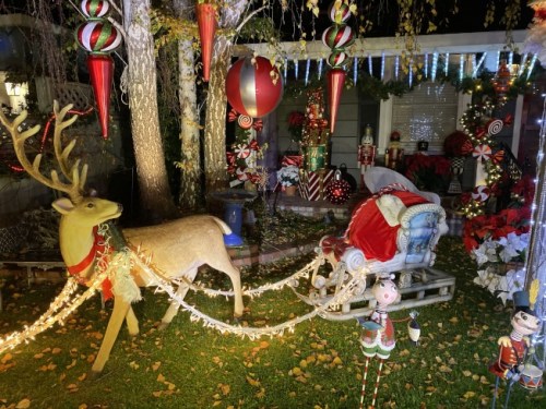  耶诞老人与麋鹿是圣诞节的基本元素。(美国《世界日报》/李荣 摄)