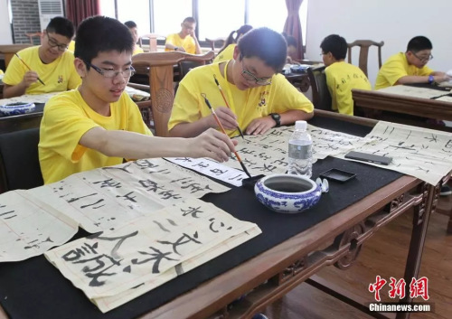 资料图:华裔青少年学写汉字。周毅 摄 资料图:华裔青少年学写汉字。周毅 摄
