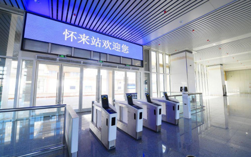 怀来站的智能刷脸闸机。北京铁路局供图