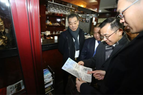　　卢大使查看商家与警方联合推出的中文版安全防范措施。(《欧洲时报》/黄冠杰 摄)