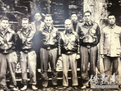 杜立特将军(右四)和飞虎队成员及中国军人一起合影。(美国《侨报》/高睿 摄) 杜立特将军(右四)和飞虎队成员及中国军人一起合影。(美国《侨报》/高睿 摄)