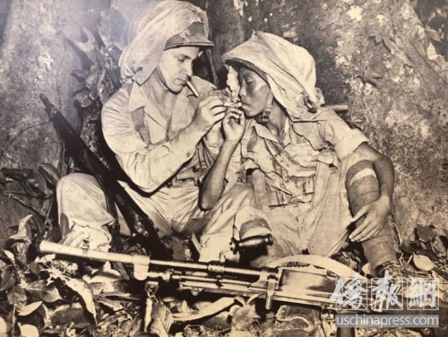 中美两国军人在战壕里相互点烟。(美国《侨报》/高睿 摄) 中美两国军人在战壕里相互点烟。(美国《侨报》/高睿 摄)