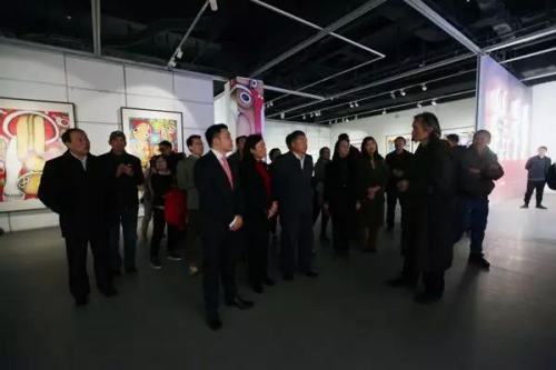 嘉宾参观画展。 嘉宾参观画展。