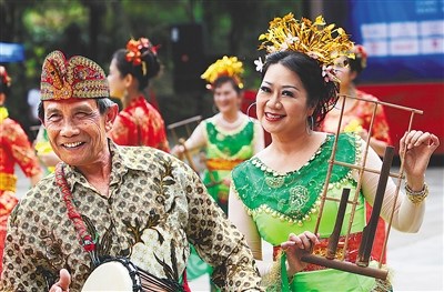 兴隆华侨在表演东南亚风情舞蹈。 海南日报记者 宋国强 摄