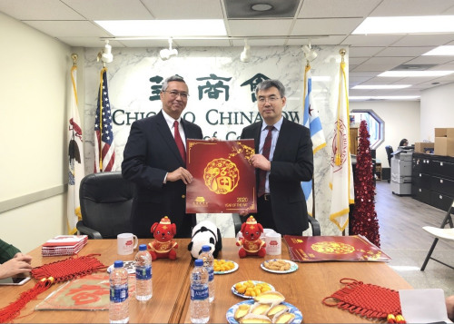 董事长徐佐寰向赵建总领事赠送特色日历。(美国中文网/邱洪辉 摄) 董事长徐佐寰向赵建总领事赠送特色日历。(美国中文网/邱洪辉 摄)