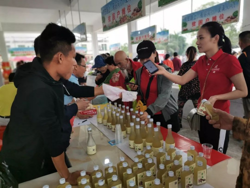 琳琅满目品种多样的集市吸引了市民争相购买。 (吴小静 摄) 琳琅满目品种多样的集市吸引了市民争相购买。 (吴小静 摄)