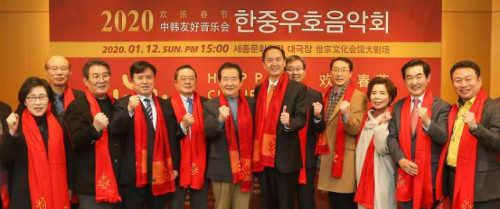 部分与会嘉宾合影。(韩国《亚洲日报》/南宫镇雄 摄) 部分与会嘉宾合影。(韩国《亚洲日报》/南宫镇雄 摄)