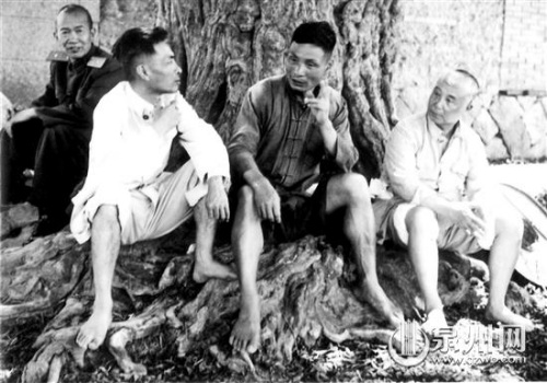 叶飞(左)与农民交谈 叶飞(左)与农民交谈