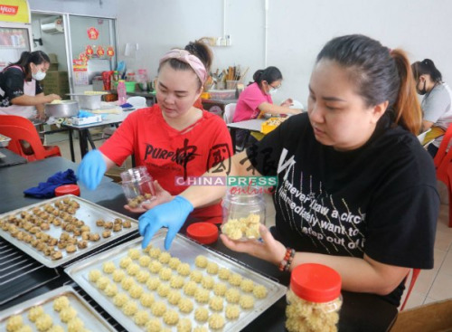 35种传统及新口味的年饼，让消费者选择。(马来西亚《中国报》/辛慧萍 摄)