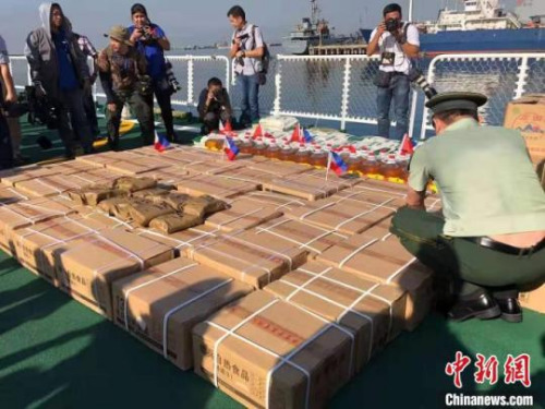　　14日，首次访菲的中国海警5204舰将所能拿出的大米、面粉、食用油、自热食品等储备粮，捐给菲律宾受灾民众，并举行了捐赠仪式。驻菲使馆供图