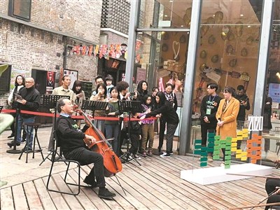马友友在永庆坊表演。 马友友在永庆坊表演。