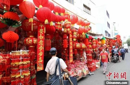 雅加达北区班芝兰唐人街售卖中国春节喜庆用品的临时摊点。　林永传 摄