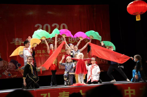 小朋友表演中国歌舞。(《欧洲时报》/黄冠杰 摄)