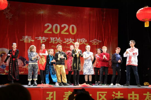 中法小朋友演唱中文歌曲。(《欧洲时报》/黄冠杰 摄) 中法小朋友演唱中文歌曲。(《欧洲时报》/黄冠杰 摄)