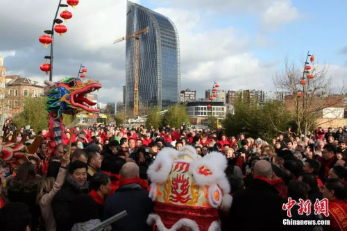 比利时华侨华人集结比南部最大城市列日,欢庆新春,热闹过年。<a target='_blank' href='http://www.chinanews.com/'>中新社</a>记者 德永健 摄 比利时华侨华人集结比南部最大城市列日,欢庆新春,热闹过年。<a target='_blank' href='http://www.chinanews.com/'>中新社</a>记者 德永健 摄