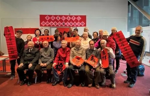 芝加哥华埠居民写春联。美国《世界日报》黄惠玲 摄 芝加哥华埠居民写春联。美国《世界日报》黄惠玲 摄