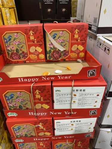 美国连锁超市中售卖年节礼盒。(美国《世界日报》/李荣 摄)
