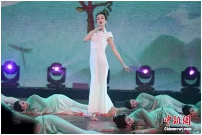 演员王鸥登台演绎旗袍舞蹈秀《茉莉花》。杨华峰摄