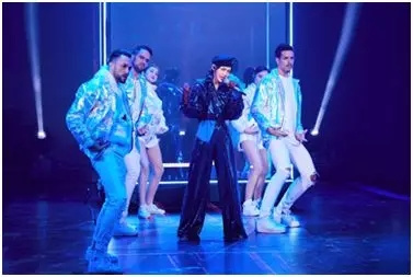 周笔畅演唱《就在此刻》。 周笔畅演唱《就在此刻》。